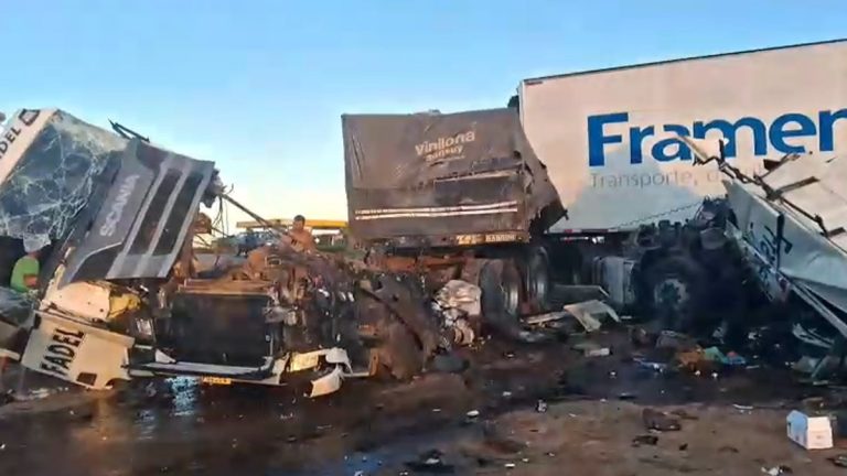 Carretas ficam danificadas em acidente com três veículos na BR-365 em Monte Carmelo