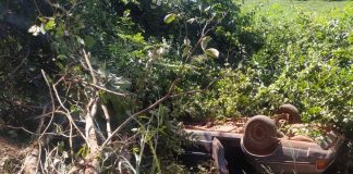 Carro com Idosos Capota em Distrito de Uberlândia; Vítimas Recebem Socorro Carro com Idosos Capota em Distrito de Uberlândia; Vítimas Recebem Socorro