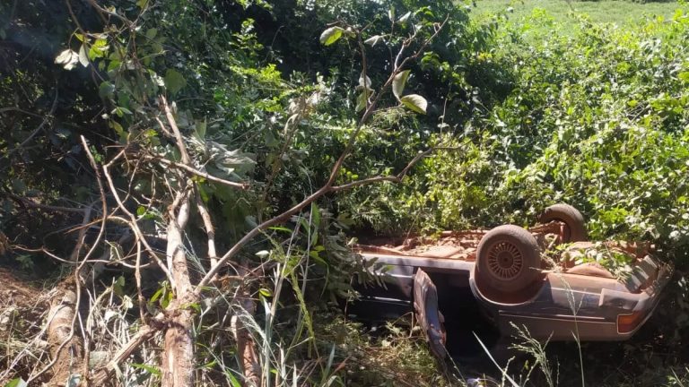 Carro com Idosos Capota em Distrito de Uberlândia; Vítimas Recebem Socorro