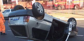 Colisão na Avenida Rondon Pacheco em Uberlândia provoca capotamento de veículo Colisão na Avenida Rondon Pacheco em Uberlândia provoca capotamento de veículo