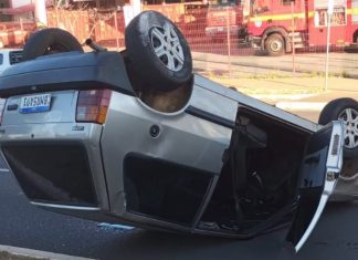 Colisão na Avenida Rondon Pacheco em Uberlândia provoca capotamento de veículo Colisão na Avenida Rondon Pacheco em Uberlândia provoca capotamento de veículo