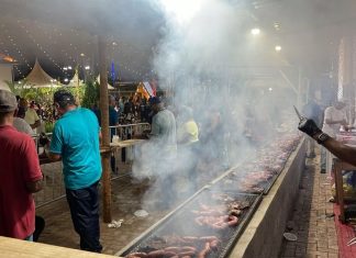 Comemorações pela reeleição e posse do prefeito em cidade mineira incluem chopp e churrasco gratuitos Comemorações pela reeleição e posse do prefeito em cidade mineira incluem chopp e churrasco gratuitos