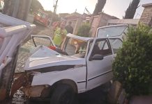 Condutora Perde Controle do Veículo e Colide com Poste no Centro de Araguari Condutora Perde Controle do Veículo e Colide com Poste no Centro de Araguari