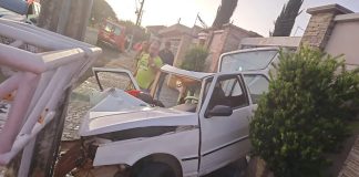 Condutora Perde Controle do Veículo e Colide com Poste no Centro de Araguari Condutora Perde Controle do Veículo e Colide com Poste no Centro de Araguari