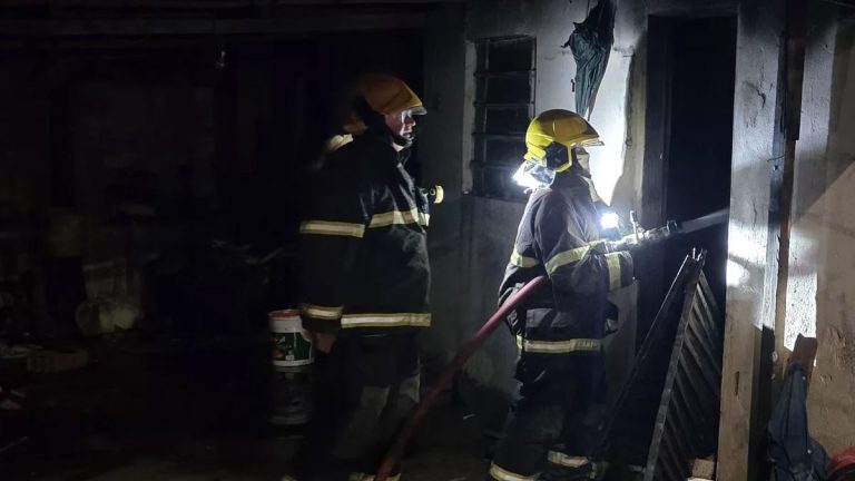 Incêndio atinge residência em Araguari e mobiliza Defesa Civil