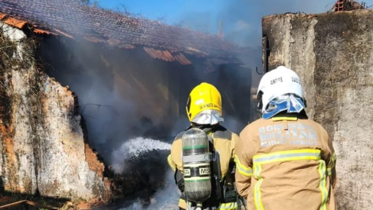 Incêndio devasta casa abandonada no bairro Santa Helena, em Araguari