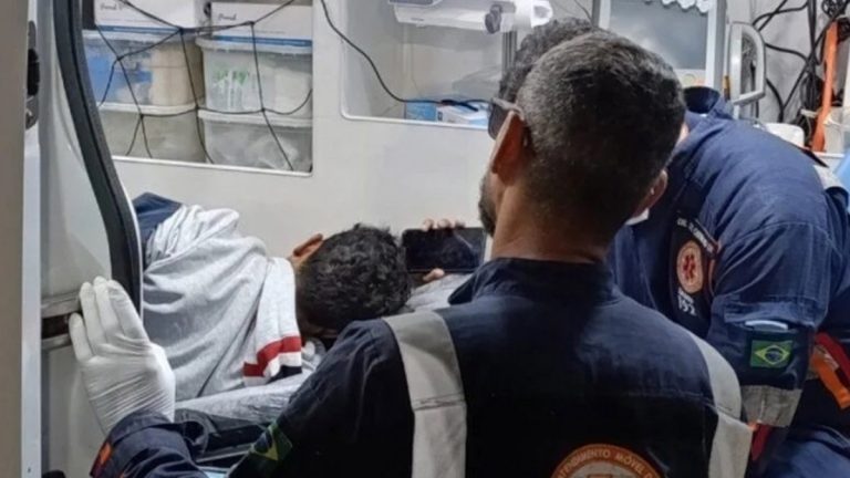Jovem é atingido por disparos nas costas no Bairro Nossa Senhora de Fátima, em Patos de Minas; autores dos tiros estão sendo buscados