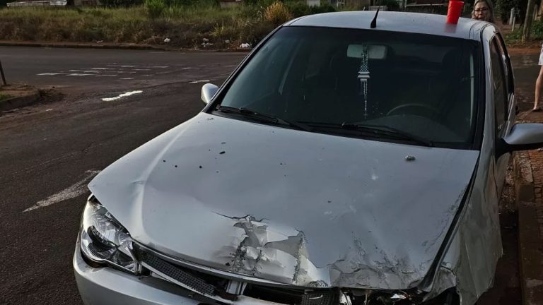 Jovem perde controle do carro, derruba lixeira e destrói portão de residência em Ituiutaba