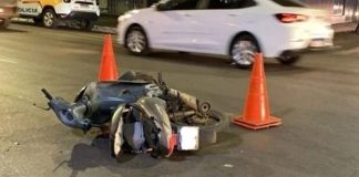Motociclista sem habilitação sofre fratura exposta ao colidir com carro em Patos de Minas Motociclista sem habilitação sofre fratura exposta ao colidir com carro em Patos de MinasMotociclista sem habilitação sofre fratura exposta ao colidir com carro em Patos de Minas