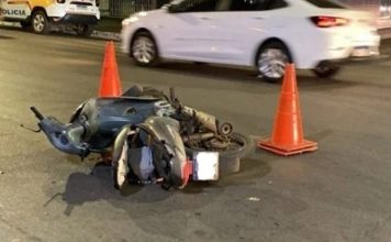 Motociclista sem habilitação sofre fratura exposta ao colidir com carro em Patos de Minas Motociclista sem habilitação sofre fratura exposta ao colidir com carro em Patos de MinasMotociclista sem habilitação sofre fratura exposta ao colidir com carro em Patos de Minas