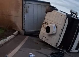 Motorista Capota Carreta Próximo ao Trevão Leilões, em Patos de Minas Motorista Capota Carreta Próximo ao Trevão Leilões, em Patos de Minas