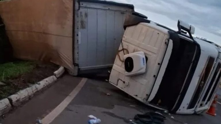 Motorista Capota Carreta Próximo ao Trevão Leilões, em Patos de Minas