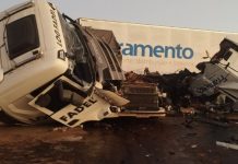 Motorista alcoolizado causa acidente na BR-365, resultando em destruição de duas carretas Motorista alcoolizado causa acidente na BR-365, resultando em destruição de duas carretas