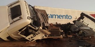 Motorista alcoolizado causa acidente na BR-365, resultando em destruição de duas carretas Motorista alcoolizado causa acidente na BR-365, resultando em destruição de duas carretas