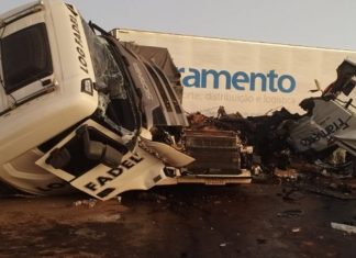 Motorista alcoolizado causa acidente na BR-365, resultando em destruição de duas carretas Motorista alcoolizado causa acidente na BR-365, resultando em destruição de duas carretas