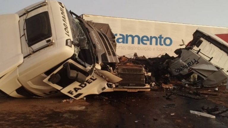 Motorista alcoolizado causa acidente na BR-365, resultando em destruição de duas carretas