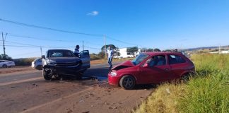 Mulher fica ferida com fratura em acidente entre dois veículos na MG-235, em São Gotardo Mulher fica ferida com fratura em acidente entre dois veículos na MG-235, em São Gotardo