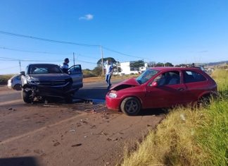 Mulher fica ferida com fratura em acidente entre dois veículos na MG-235, em São Gotardo Mulher fica ferida com fratura em acidente entre dois veículos na MG-235, em São Gotardo