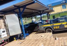 PRF apreende 85 mil maços de cigarros contrabandeados ocultos em mudança, em Uberlândia PRF apreende 85 mil maços de cigarros contrabandeados ocultos em mudança, em Uberlândia
