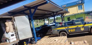 PRF apreende 85 mil maços de cigarros contrabandeados ocultos em mudança, em Uberlândia PRF apreende 85 mil maços de cigarros contrabandeados ocultos em mudança, em Uberlândia