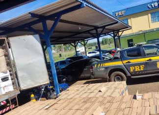 PRF apreende 85 mil maços de cigarros contrabandeados ocultos em mudança, em Uberlândia PRF apreende 85 mil maços de cigarros contrabandeados ocultos em mudança, em Uberlândia