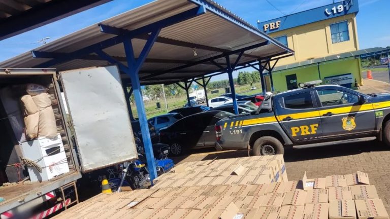 PRF apreende 85 mil maços de cigarros contrabandeados ocultos em mudança, em Uberlândia