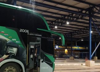 PRF intercepta ônibus com 17 passageiros em MG e descobre que motorista adquiriu CNH por R$ 1.200 PRF intercepta ônibus com 17 passageiros em MG e descobre que motorista adquiriu CNH por R$ 1.200