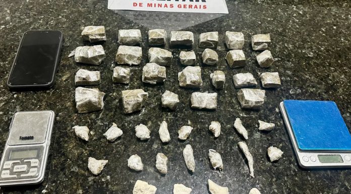 Polícia Militar Detém Jovem por Tráfico de Drogas Após Divulgação em Rede Social em Prata Polícia Militar Detém Jovem por Tráfico de Drogas Após Divulgação em Rede Social em Prata