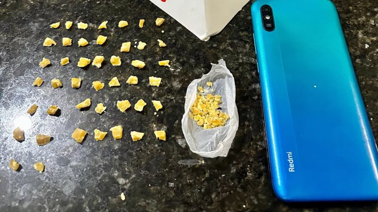 Polícia Militar captura jovem acusado de tráfico de drogas em casa abandonada em Prata