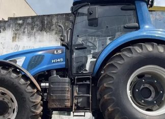 Polícia recupera trator furtado em Goiás em operação em Uberlândia Polícia recupera trator furtado em Goiás em operação em Uberlândia