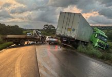 Presidente Olegário – Acidente entre carreta e caminhão em pista molhada na MGC-354 Presidente Olegário - Acidente entre carreta e caminhão em pista molhada na MGC-354