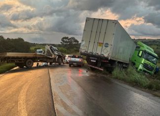 Presidente Olegário – Acidente entre carreta e caminhão em pista molhada na MGC-354 Presidente Olegário - Acidente entre carreta e caminhão em pista molhada na MGC-354