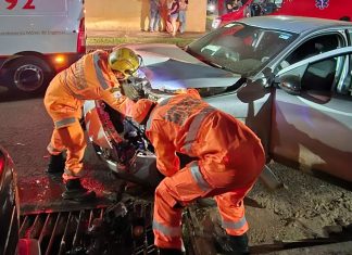 Resgate de Mulher Ferida em Acidente em Ituiutaba pelos Bombeiros Resgate de Mulher Ferida em Acidente em Ituiutaba pelos Bombeiros