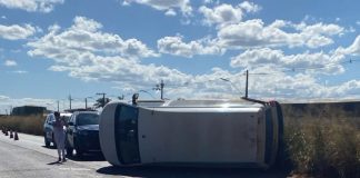 Van escolar da Prefeitura de Araguari capota após colisão na LMG-748 Van escolar da Prefeitura de Araguari capota após colisão na LMG-748