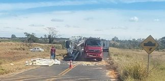 Acidente com caminhão causa congestionamento na avenida K, em Uberlândia Acidente com caminhão causa congestionamento na avenida K, em Uberlândia