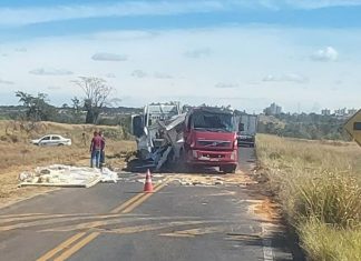 Acidente com caminhão causa congestionamento na avenida K, em Uberlândia Acidente com caminhão causa congestionamento na avenida K, em Uberlândia