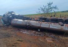 Acidente em Centralina: Caminhão Tomba com Soda Cáustica e Motorista Fica Preso no Veículo Acidente em Centralina Caminhão Tomba com Soda Cáustica e Motorista Fica Preso no Veículo