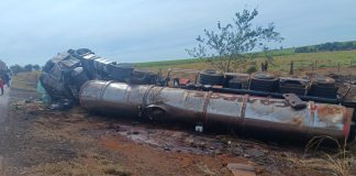 Acidente em Centralina: Caminhão Tomba com Soda Cáustica e Motorista Fica Preso no Veículo Acidente em Centralina Caminhão Tomba com Soda Cáustica e Motorista Fica Preso no Veículo