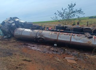 Acidente em Centralina: Caminhão Tomba com Soda Cáustica e Motorista Fica Preso no Veículo Acidente em Centralina Caminhão Tomba com Soda Cáustica e Motorista Fica Preso no Veículo