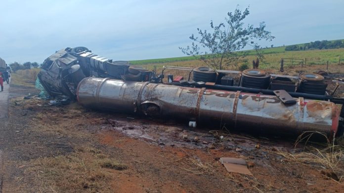 Acidente em Centralina Caminhão Tomba com Soda Cáustica e Motorista Fica Preso no Veículo Acidente em Centralina Caminhão Tomba com Soda Cáustica e Motorista Fica Preso no Veículo