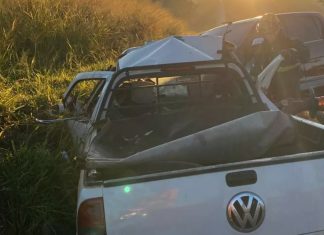 Acidente fatal na BR-365: Colisão entre caminhonete e picape deixa dois mortos Acidente fatal na BR-365 Colisão entre caminhonete e picape deixa dois mortos