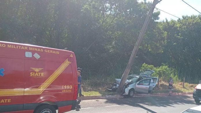 Acidente na Avenida Anselmo Alves dos Santos Colisão com Poste Deixa Três Mulheres Feridas em Uberlândia