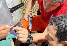 Bombeiros resgatam criança com panela de pressão presa na cabeça Bombeiros resgatam criança com panela de pressão presa na cabeça