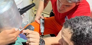 Bombeiros resgatam criança com panela de pressão presa na cabeça Bombeiros resgatam criança com panela de pressão presa na cabeça