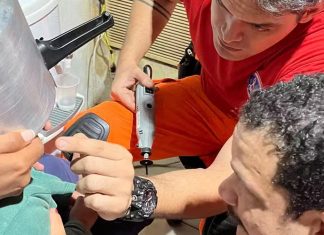 Bombeiros resgatam criança com panela de pressão presa na cabeça Bombeiros resgatam criança com panela de pressão presa na cabeça