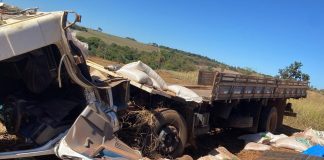 Capotamento na LMG-746 resulta em morte de passageiro e motorista ferido Capotamento na LMG-746 resulta em morte de passageiro e motorista ferido