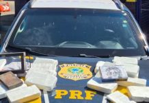 Homem é Detido com Prensa Metálica e 20 Tabletes de Cocaína em Ônibus em Patos de Minas Homem é Detido com Prensa Metálica e 20 Tabletes de Cocaína em Ônibus em Patos de Minas