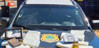 Homem é Detido com Prensa Metálica e 20 Tabletes de Cocaína em Ônibus em Patos de Minas Homem é Detido com Prensa Metálica e 20 Tabletes de Cocaína em Ônibus em Patos de Minas