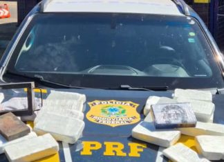 Homem é Detido com Prensa Metálica e 20 Tabletes de Cocaína em Ônibus em Patos de Minas Homem é Detido com Prensa Metálica e 20 Tabletes de Cocaína em Ônibus em Patos de Minas