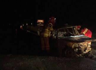 Homem morre carbonizado em colisão entre carro e dois caminhões na BR-153, em Prata Homem morre carbonizado em colisão entre carro e dois caminhões na BR-153, em Prata